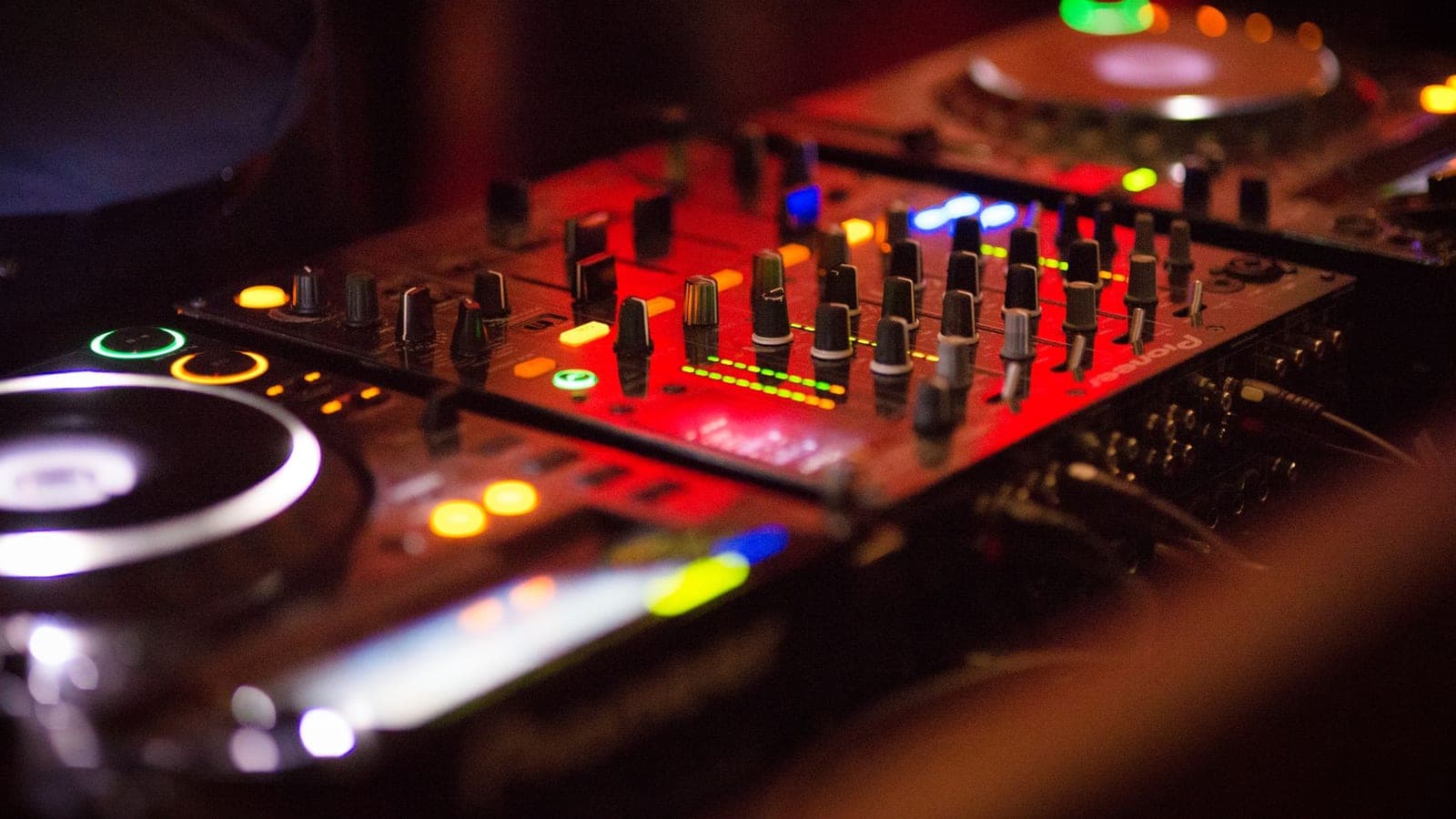 AlphaTheta reconnaît une faille dans PRO DJ LINK et sa liste de correctifs laisse de côté les cabines les plus anciennes